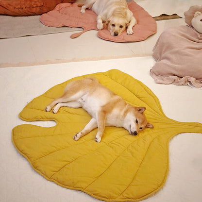 Hadley - Leaf-Shaped Dog Blanket in Cotton and Polyester